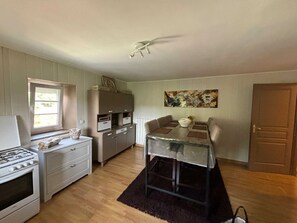 Fridge, microwave, oven, stovetop - Homerez - Apartment in Chenevrey-et-Morogne (Chenevrey-et-Morogne)