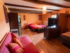 2 bedrooms, desk, travel cot, free WiFi