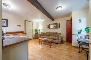 Zimmer, 1 King-Bett, Nichtraucher | Betten mit Memory-Foam-Matratzen, individuell dekoriert