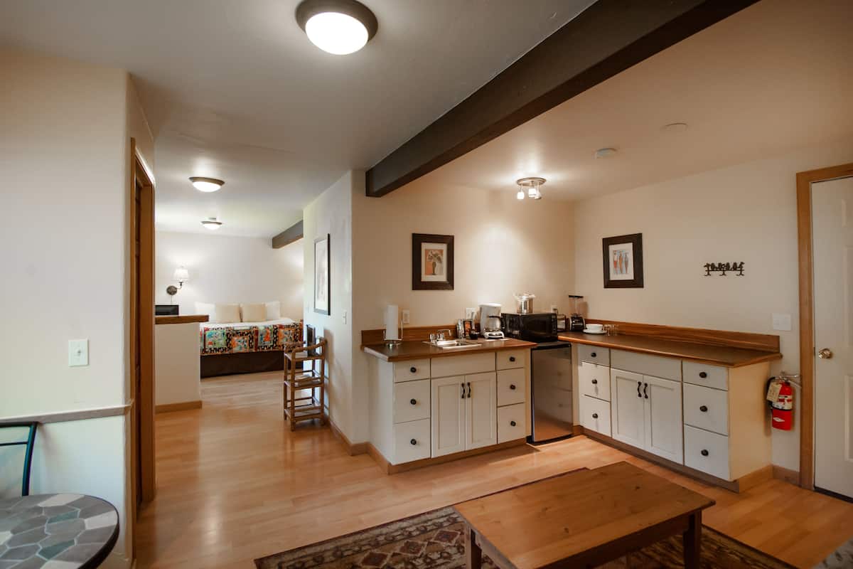 room, 1 king bed, non smoking | private kitchenette | mini-fridge, coffee/tea maker, electric kettle