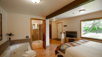 Room, 1 King Bed, Non Smoking | Bathroom | Free toiletries, hair dryer, bathrobes, slippers