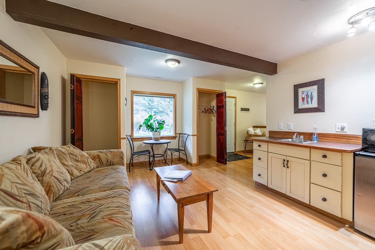 room, 1 king bed, non smoking | 1 bedroom, memory-foam beds, individually decorated