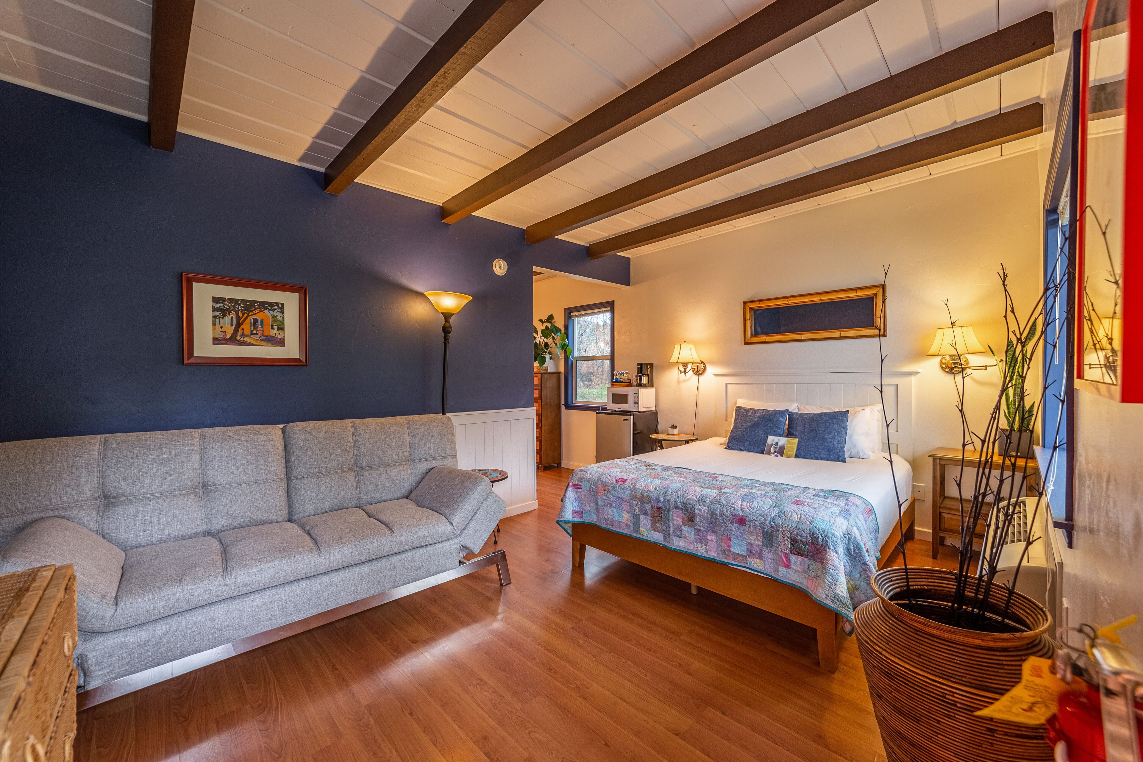 room, 1 queen bed, non smoking | 1 bedroom, memory-foam beds, individually decorated