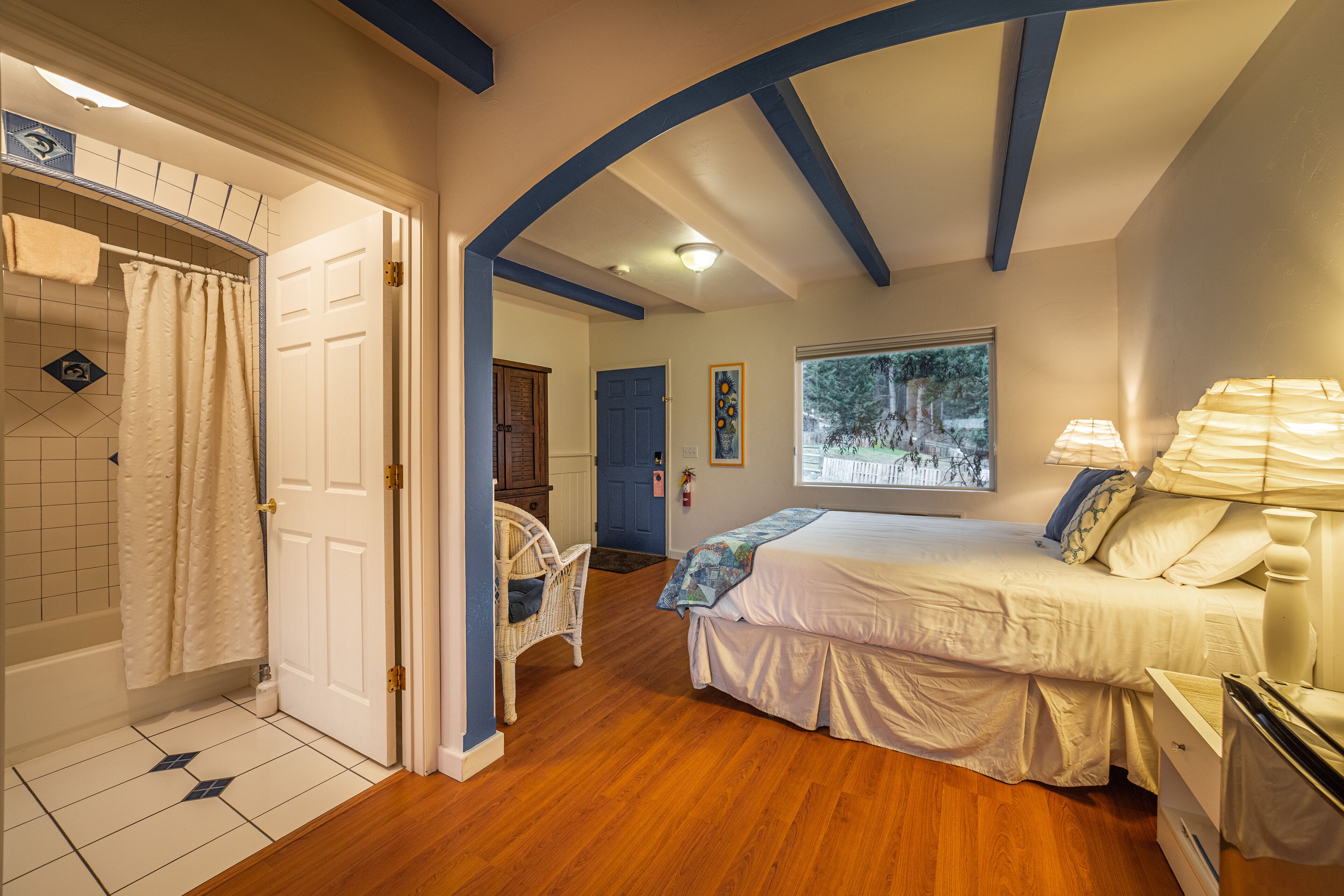 room, 1 queen bed, non smoking | 1 bedroom, memory-foam beds, individually decorated