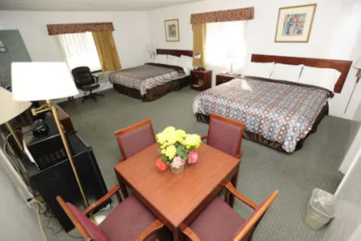 Habitación (Two King Beds) | Wifi gratis y ropa de cama