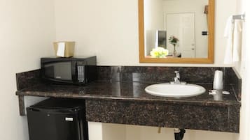 Ducha y bañera combinadas y artículos de higiene personal gratuitos