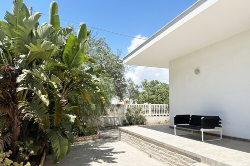 Villa mit schönem Garten, 2 Zimmern, Zentrum von Torre Lapillo