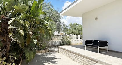 Villa mit schönem Garten, 2 Zimmern, Zentrum von Torre Lapillo