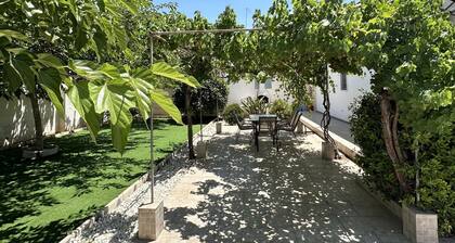 Villa mit schönem Garten, 2 Zimmern, Zentrum von Torre Lapillo