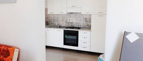 Réfrigérateur, four, plaque de cuisson, cafetière/bouilloire