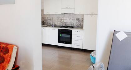 Villa mit schönem Garten, 2 Zimmern, Zentrum von Torre Lapillo