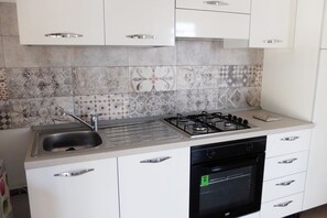 Fridge, oven, stovetop, coffee/tea maker