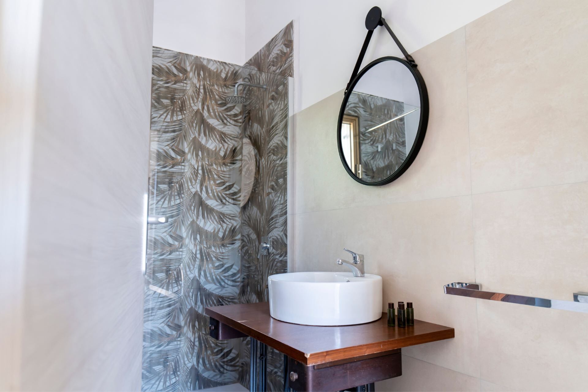 Douche, séchoir à cheveux, bidet, savon