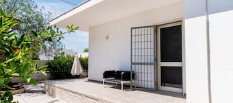 Villa avec beau jardin, 2 chambres, centre de Torre Lapillo