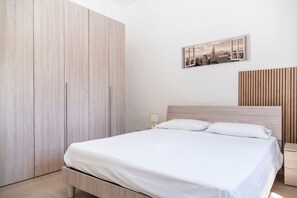 2 bedrooms, iron/ironing board, WiFi