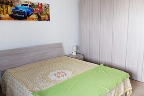 2 bedrooms, iron/ironing board, WiFi