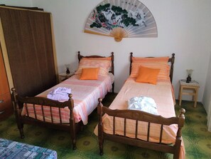 2 slaapkamers, een strijkplank/strijkijzer, beddengoed