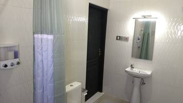 Ein Badezimmer mit Toilette, Waschbecken und Duschvorhang.