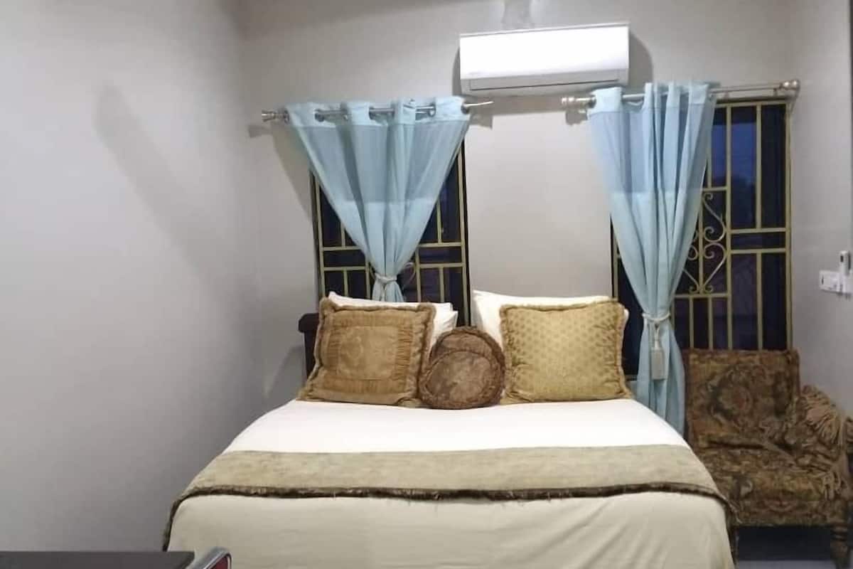 comfort room | 1 bedroom, frette italian sheets, premium bedding, tempur-pedic beds