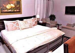 Frette Italian sheets, premium bedding, Tempur-Pedic beds, minibar - The Winford Boutique Hotel Achimota (Accra)