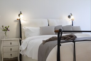 6 chambres, coffre-fort, bureau, fer et planche à repasser