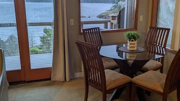 Apartamento, 2 camas de matrimonio, no fumadores, vistas al mar | Servicio de comidas en la habitación