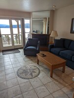 公寓式客房, 2 张大床, 无烟房, 海洋景观 | 起居区 | 平板电视、DVD 播放器、流媒体服务