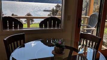 Apartamento, 2 camas de matrimonio, no fumadores, vistas al mar | Servicio de comidas en la habitación