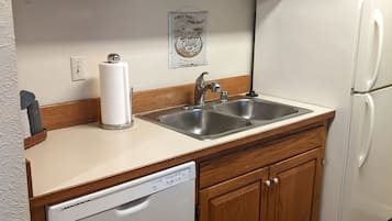 Water View Condo | Private kitchen
