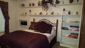 2 bedrooms, WiFi, bed sheets - Woodlands Cabin- charming 2 bedroom, 2 bath, hot tub, wifi, Roku TV, peaceful setting. (Maggie Valley)