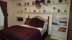 2 bedrooms, WiFi, bed sheets - Woodlands Cabin - Private and Peaceful w/ Hot Tub (Maggie Valley)