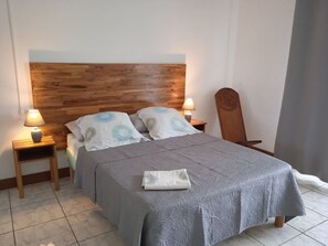 2 bedrooms, iron/ironing board, free WiFi, bed sheets - La Rivière St Louis, 2-room apartment "Furnished tourist accommodation 3 *** (Le Ouaki)