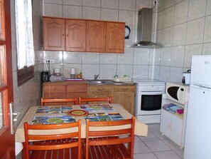 Fridge, microwave, oven, stovetop - La Rivière St Louis, 2-room apartment "Furnished tourist accommodation 3 *** (Le Ouaki)