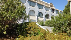 A modern building with balconies and large windows. - Studio Pool Parking (Le Grau-du-Roi)
