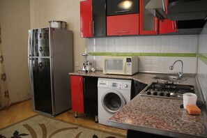 Geladeira, micro-ondas, fogão, chaleira elétrica