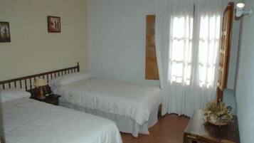 6 camere, una scrivania, lenzuola