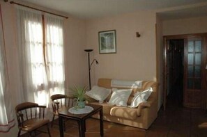 Smart-TV, Kamin, Tischfußball, Bücher