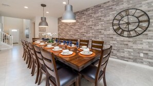 Casa, varias camas (Beautiful 8 bedroom home-Private Pool) | Servicio de comidas en la habitación