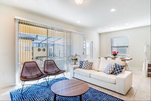 Apartment, Multiple Beds (Beautiful 5 bedroom Townhome Near Dis) | Living area