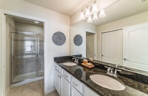Apartment, Mehrere Betten (Beautiful 5 bedroom Townhome Near Dis) | Badezimmer | Haartrockner