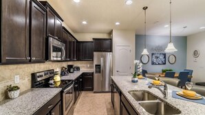 Appartement, plusieurs lits (Beautiful 5 bedroom Townhome with Pri) | Cuisine privée