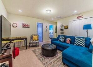 Appartement, Plusieurs lits (Beautiful 5 bedroom Townhome with Pri) | Aire de séjour | Téléviseur à écran plat