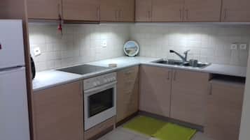 Fridge, oven, stovetop, coffee/tea maker