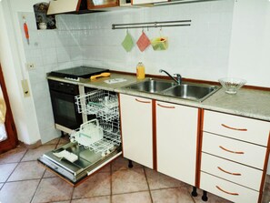 Frigorifero, forno, piano cottura, lavastoviglie