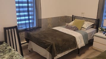 2 bedrooms, desk, iron/ironing board, WiFi