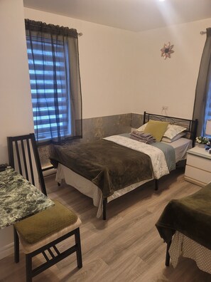 2 bedrooms, desk, iron/ironing board, WiFi - Central place, next to highway, smart tv+netflix+prime+wifi (Edmundston)