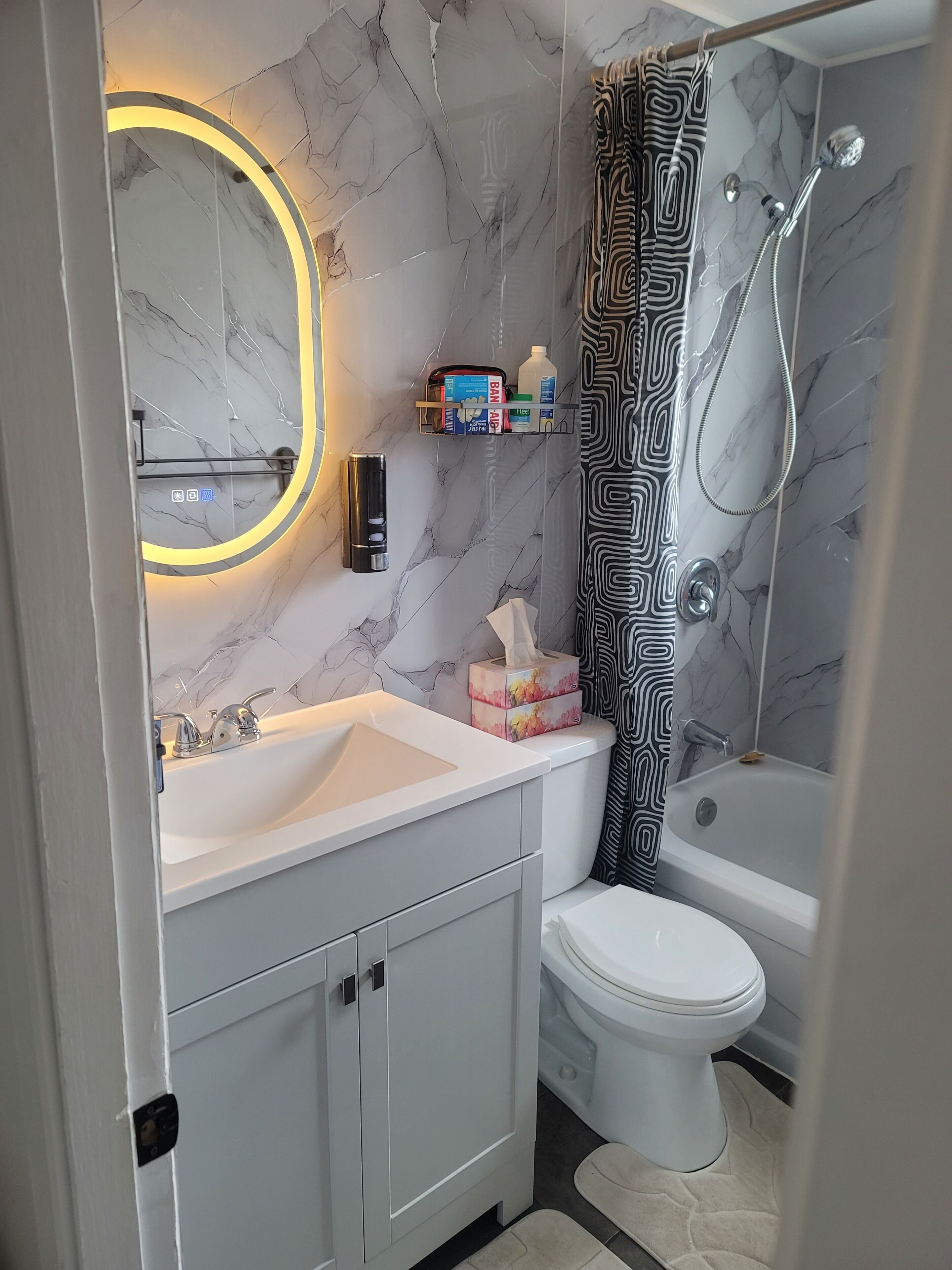 Ensemble douche/baignoire, sèche-cheveux, serviettes fournies, savon