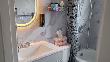 Ensemble douche/baignoire, sèche-cheveux, serviettes fournies, savon