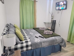 2 bedrooms, desk, iron/ironing board, WiFi