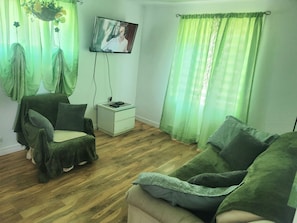 Smart TV - Central place, next to highway, smart tv+netflix+prime+wifi (Edmundston)